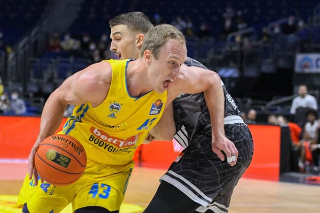 31 12 2021, xlakx, Basketball BBL Bundesliga, Alba Berlin s Oliver Würzburg emspor, v l Luke Sikma Alba Berlin No 43 ,Tomasz Gielo s Oliver Wuerzburg No 11 ,Zweikampf, action, battle for the ball Berlin