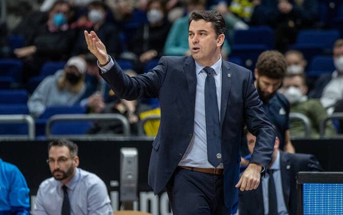 31 12 2021, Berlin, Basketball, 1 Bundesliga, easyCredit BBL, Hauptrunde, 14 Spieltag, Mercedes Benz Arena ALBA Berlin s Oliver Wuerzburg ALBAs head coach Israel Gonzalez stands gesticulating at the edge of the court ALBA Berlin s Oliver Wuerzburg