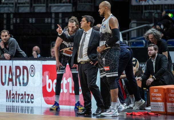 31 12 2021, Berlin, Basketball, 1 Bundesliga, easyCredit BBL, Hauptrunde, 14 Spieltag, Mercedes Benz Arena ALBA Berlin s Oliver Wuerzburg Head coach Sasa Filipovski of s Oliver Wuerzburg stands on the sidelines ALBA Berlin s Oliver Wuerzburg