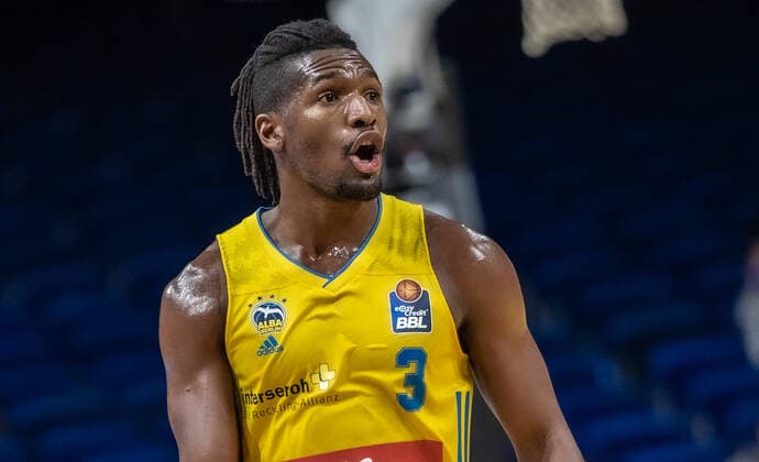 31 12 2021, Berlin, Basketball, 1 Bundesliga, easyCredit BBL, Hauptrunde, 14 Spieltag, Mercedes Benz Arena ALBA Berlin s Oliver Wuerzburg ALBAs Jaleen Smith calls something ALBA Berlin s Oliver Wuerzburg