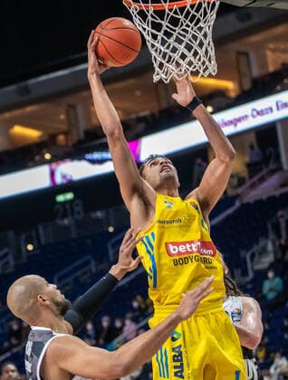 31 12 2021, Berlin, Basketball, 1 Bundesliga, easyCredit BBL, Hauptrunde, 14 Spieltag, Mercedes Benz Arena ALBA Berlin s Oliver Wuerzburg Albas Oscar da Silva leaps with the ball to the basket ALBA Berlin s Oliver Wuerzburg