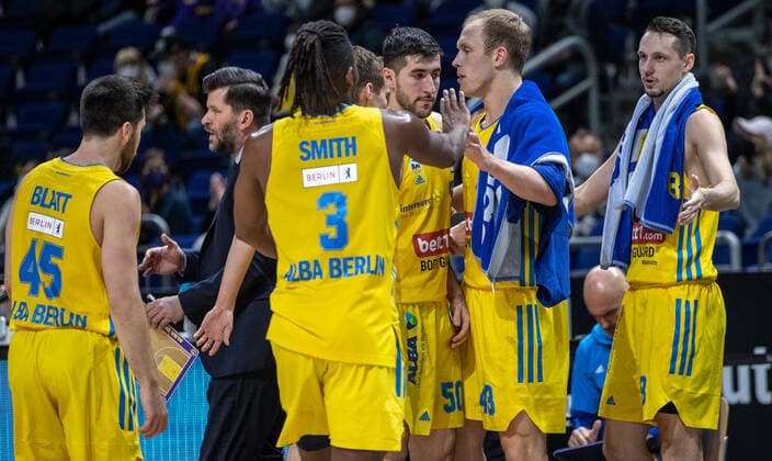 31 12 2021, Berlin, Basketball, 1 Bundesliga, easyCredit BBL, Hauptrunde, 14 Spieltag, Mercedes Benz Arena ALBA Berlin s Oliver Wuerzburg ALBAs Tamir Blatt l r , Jaleen Smith, Yovel Zoosman, Luke Sikma and Marcus Eriksson high-five during the break ALBA Berlin s Oliver Wuerzburg