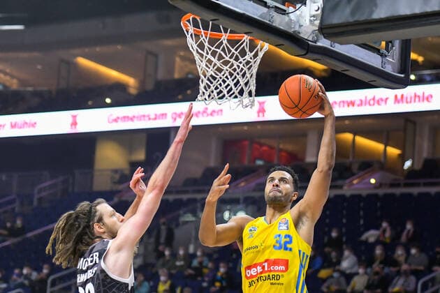 31 12 2021, xlakx, Basketball BBL Bundesliga, Alba Berlin s Oliver Würzburg emspor, v l Craig Moller s Oliver Wuerzburg No 22 ,Johannes Thiemann Alba Berlin No 32 ,with Korbleger Berlin