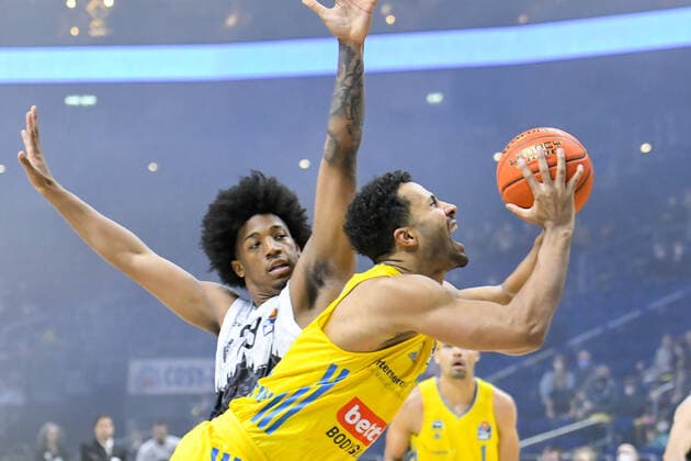 31 12 2021, xlakx, Basketball BBL Bundesliga, Alba Berlin s Oliver Würzburg emspor, v l Desi Rodriguez s Oliver Wuerzburg No 23 ,Johannes Thiemann Alba Berlin No 32 ,Zweikampf, action, battle for the ball Berlin