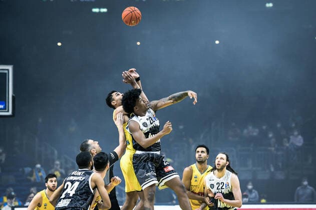 31 12 2021, xlakx, Basketball BBL Bundesliga, Alba Berlin s Oliver Würzburg emspor, v l Oscar Da Silva Alba Berlin No 1 ,Desi Rodriguez s Oliver Wuerzburg No 23 ,Anwurf Berlin.