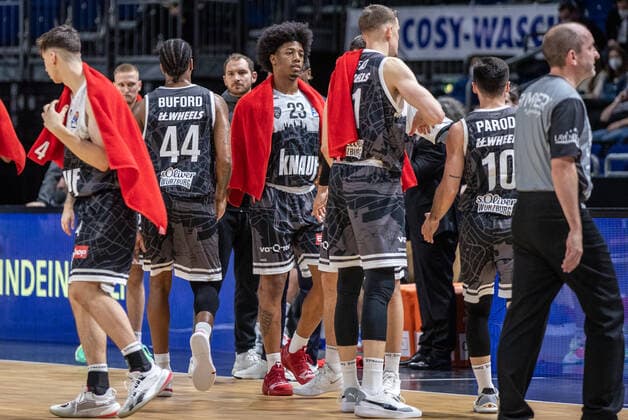 31 12 2021, Berlin, Basketball, 1 Bundesliga, easyCredit BBL, Hauptrunde, 14 Spieltag, Mercedes Benz Arena ALBA Berlin s Oliver Wuerzburg Team of s Oliver Wuerzburg stands in a break on the court ALBA Berlin s Oliver Wuerzburg