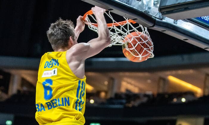 31 12 2021, Berlin, Basketball, 1 Bundesliga, easyCredit BBL, Hauptrunde, 14 Spieltag, Mercedes Benz Arena ALBA Berlin s Oliver Wuerzburg ALBAs Malte Delow jumps with the ball to the basket ALBA Berlin s Oliver Wuerzburg