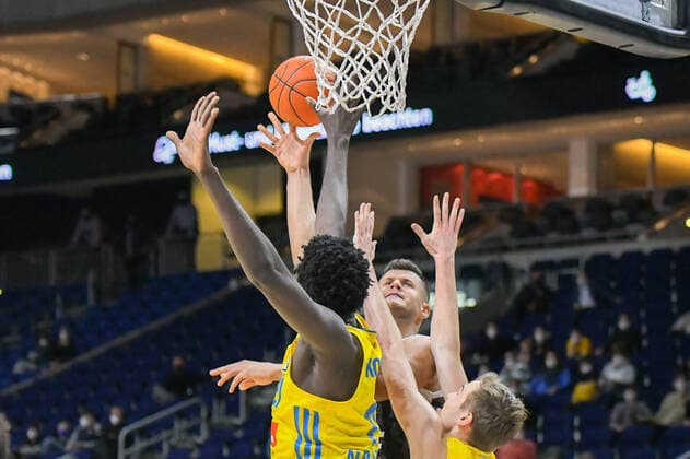 31 12 2021, xlakx, Basketball BBL Bundesliga, Alba Berlin s Oliver Würzburg emspor, v l with basket Christ Koumadje Alba Berlin No 21 ,Filip Stanic s Oliver Wuerzburg No 65 ,Malte Delow Alba Berlin No 6 Berlin