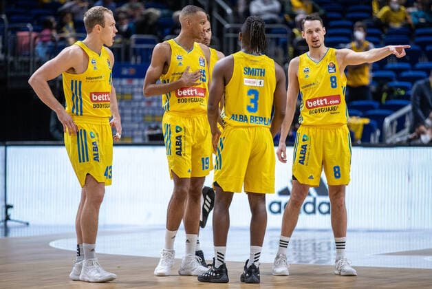 31 12 2021, Berlin, Basketball, 1 Bundesliga, easyCredit BBL, Hauptrunde, 14 Spieltag, Mercedes Benz Arena ALBA Berlin s Oliver Wuerzburg ALBAs Luke Sikma l r , Louis Olinde, Jaleen Smith and Marcus Eriksson stand on Court 3 ALBA Berlin s Oliver Wuerzburg