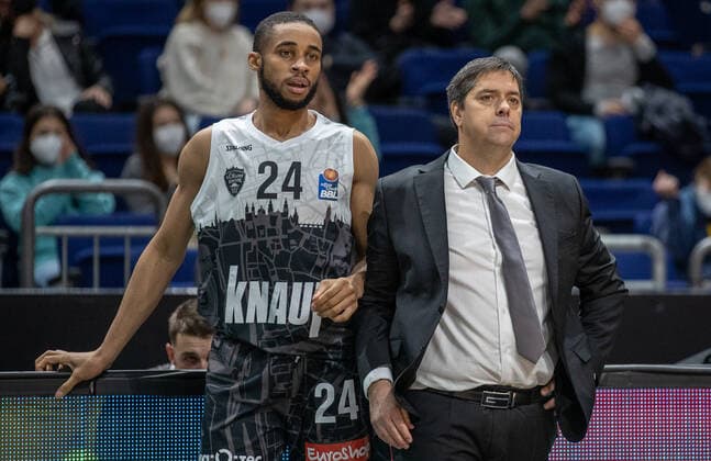 31 12 2021, Berlin, Basketball, 1 Bundesliga, easyCredit BBL, Hauptrunde, 14 Spieltag, Mercedes Benz Arena ALBA Berlin s Oliver Wuerzburg Cameron Hunt of s Oliver Wuerzburg and head coach Sasa Filipovski of s Oliver Wuerzburg ALBA Berlin s Oliver Wuerzburg