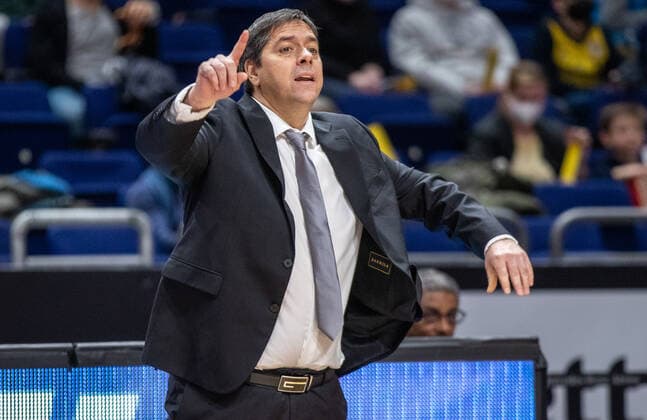 31 12 2021, Berlin, Basketball, 1 Bundesliga, easyCredit BBL, Hauptrunde, 14 Spieltag, Mercedes Benz Arena ALBA Berlin s Oliver Wuerzburg Head coach Sasa Filipovski of s Oliver Wuerzburg stands gesticulating at the edge of the court ALBA Berlin s Oliver Wuerzburg