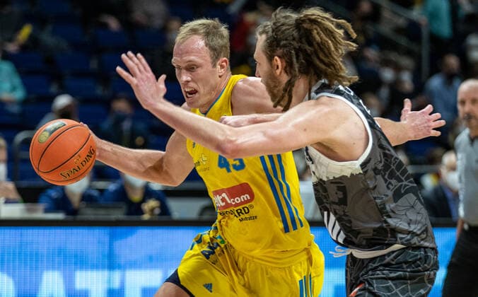31 12 2021, Berlin, Basketball, 1 Bundesliga, easyCredit BBL, Hauptrunde, 14 Spieltag, Mercedes Benz Arena ALBA Berlin s Oliver Wuerzburg ALBAs Luke Sikma l fights for the ball against Craig Moller of s Oliver Wuerzburg ALBA Berlin s Oliver Wuerzburg