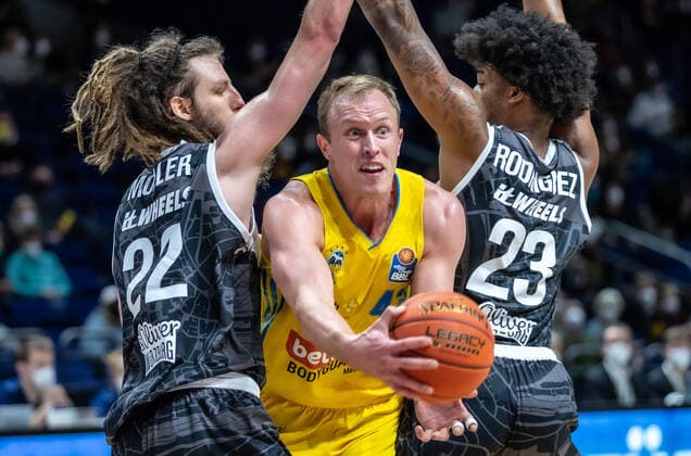 31 12 2021, Berlin, Basketball, 1 Bundesliga, easyCredit BBL, Hauptrunde, 14 Spieltag, Mercedes Benz Arena ALBA Berlin s Oliver Wuerzburg ALBAs Luke Sikma M fights for the ball against Craig Moller l and Desi Rodriguez of s Oliver Wuerzburg ALBA Berlin s Oliver Wuerzburg
