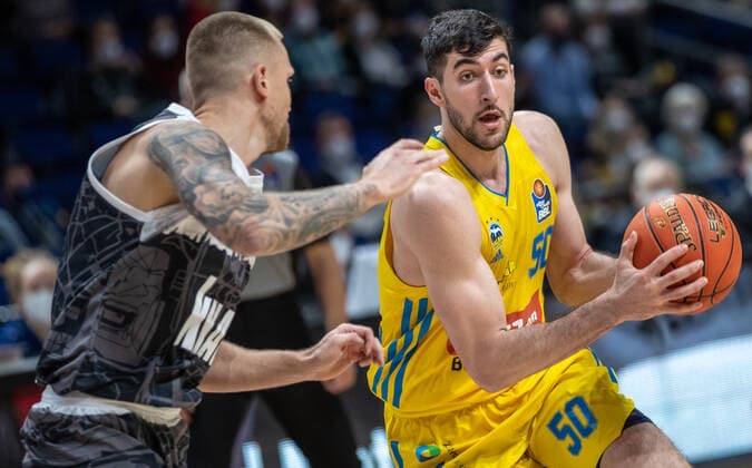 31 12 2021, Berlin, Basketball, 1 Bundesliga, easyCredit BBL, Hauptrunde, 14 Spieltag, Mercedes Benz Arena ALBA Berlin s Oliver Wuerzburg Aigars Skele of s Oliver Wuerzburg fights ALBA s Yovel Zoosman r for the ball ALBA Berlin s Oliver Wuerzburg