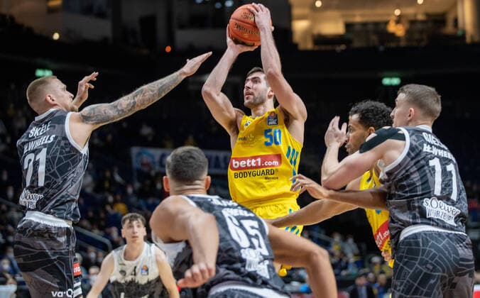 31 12 2021, Berlin, Basketball, 1 Bundesliga, easyCredit BBL, Hauptrunde, 14 Spieltag, Mercedes Benz Arena ALBA Berlin s Oliver Wuerzburg ALBAs Yovel Zoosman M fights for the ball against Aigars Skele l of s Oliver Wuerzburg ALBA Berlin s Oliver Wuerzburg