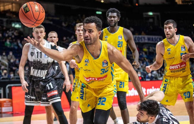 31 12 2021, Berlin, Basketball, 1 Bundesliga, easyCredit BBL, Hauptrunde, 14 Spieltag, Mercedes Benz Arena ALBA Berlin s Oliver Wuerzburg ALBAs Johannes Thiemann plays the ball ALBA Berlin s Oliver Wuerzburg