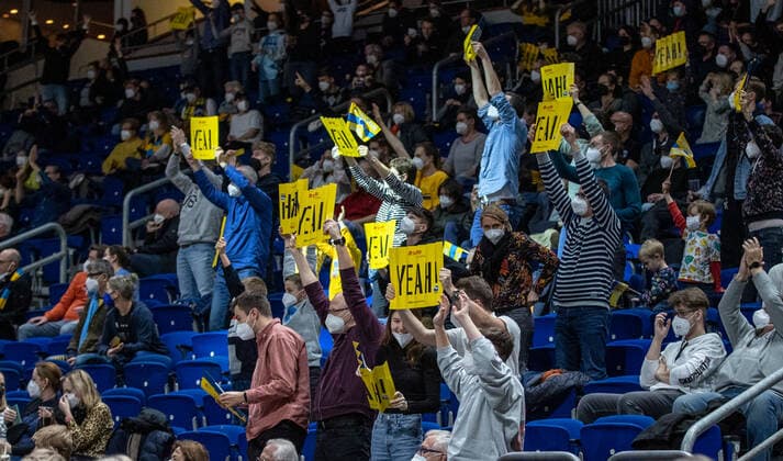 31 12 2021, Berlin, Basketball, 1 Bundesliga, easyCredit BBL, Hauptrunde, 14 Spieltag, Mercedes Benz Arena ALBA Berlin s Oliver Wuerzburg Fans of ALBA Berlin stand with clapping caps in the hall ALBA Berlin s Oliver Wuerzburg