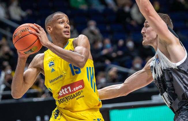 31 12 2021, Berlin, Basketball, 1 Bundesliga, easyCredit BBL, Hauptrunde, 14 Spieltag, Mercedes Benz Arena ALBA Berlin s Oliver Wuerzburg ALBAs Louis Olinde l fights for the ball against Tomasz Gielo of s Oliver Wuerzburg ALBA Berlin s Oliver Wuerzburg