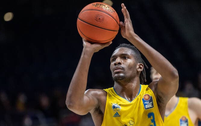 31 12 2021, Berlin, Basketball, 1 Bundesliga, easyCredit BBL, Hauptrunde, 14 Spieltag, Mercedes Benz Arena ALBA Berlin s Oliver Wuerzburg ALBAs Jaleen Smith throws the ball at the basket ALBA Berlin s Oliver Wuerzburg