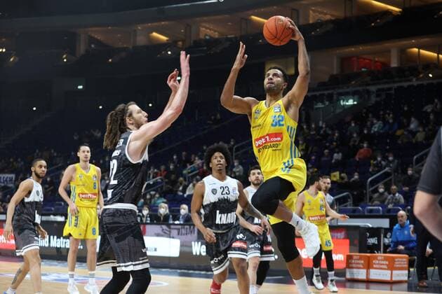 DEU, easyCredit BBL, ALBA vs s Oliver Wuerzburg, 31 12 2021, Mercedes Benz Arena, Berlin, DEU, easyCredit BBL, ALBA vs s Oliver Wuerzburg, in picture Johannes Thiemann ALBA Berlin 32 , Craig Moller s Oliver Wuerzburg 22 nordphotoxGmbHx xEngler nph00076
