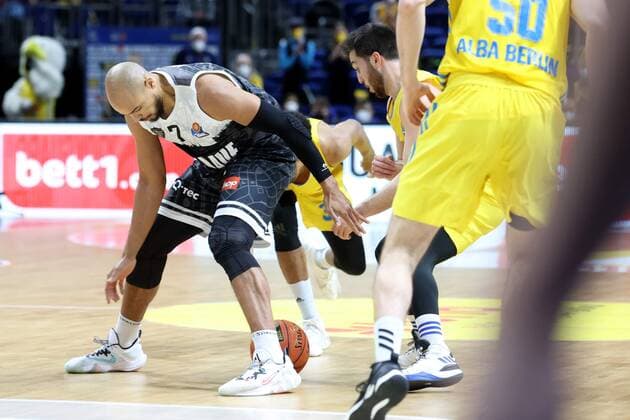 DEU, easyCredit BBL, ALBA vs s Oliver Wuerzburg, 31 12 2021, Mercedes Benz Arena, Berlin, DEU, easyCredit BBL, ALBA vs s Oliver Wuerzburg, in picture Tamir Blatt ALBA Berlin 45 , Alex King s Oliver Wuerzburg 7 nordphotoxGmbHx xEngler nph00076
