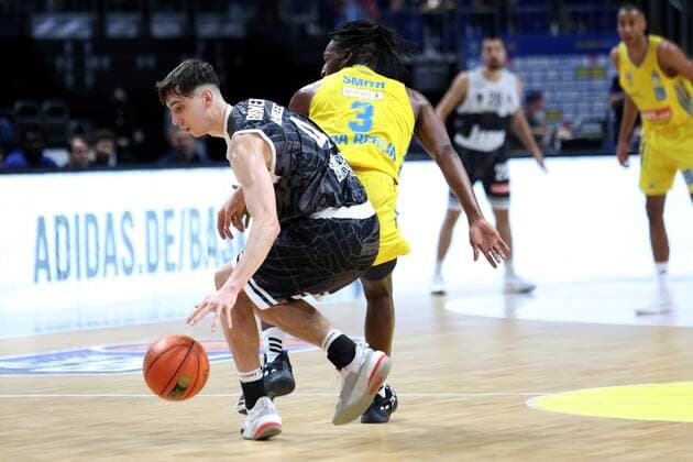 DEU, easyCredit BBL, ALBA vs s Oliver Wuerzburg, 31 12 2021, Mercedes Benz Arena, Berlin, DEU, easyCredit BBL, ALBA vs s Oliver Wuerzburg, in picture Jaleen Smith ALBA Berlin 3 , Julius Boehmer s Oliver Wuerzburg 4 nordphotoxGmbHx xEngler nph00076