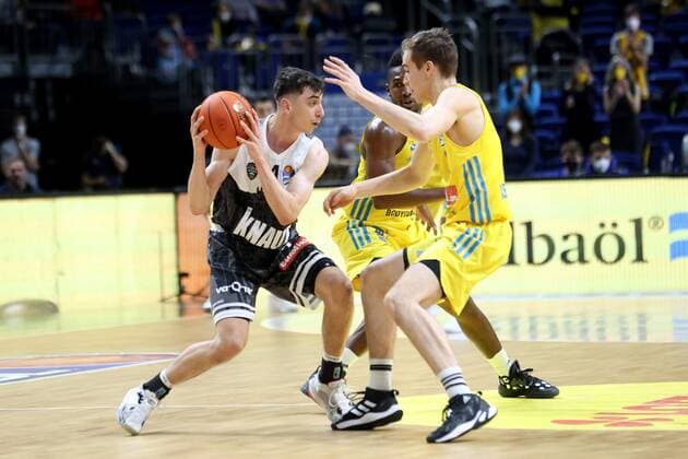 DEU, easyCredit BBL, ALBA vs s Oliver Wuerzburg, 31 12 2021, Mercedes Benz Arena, Berlin, DEU, easyCredit BBL, ALBA vs s Oliver Wuerzburg, in picture Malte Delow ALBA Berlin 6 , Julius Boehmer s Oliver Wuerzburg 4 nordphotoxGmbHx xEngler nph00076