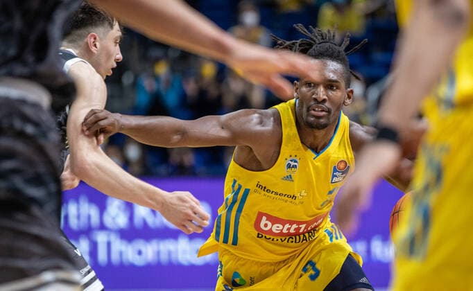 31 12 2021, Berlin, Basketball, 1 Bundesliga, easyCredit BBL, Hauptrunde, 14 Spieltag, Mercedes Benz Arena ALBA Berlin s Oliver Wuerzburg ALBA s Jaleen Smith fights for the ball ALBA Berlin s Oliver Wuerzburg