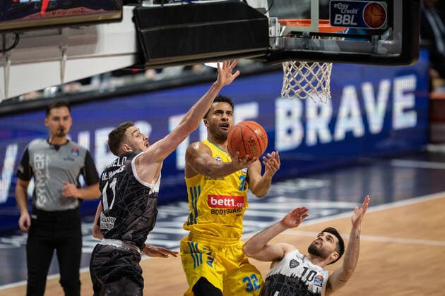 Basketball Berlin 31 12 2021 Season 2021 2022 easyCredit BBL 1 Bundesliga Alba Berlin s Oliver Würzburg Johannes Thiemann Alba Berlin, No 32 Luciano Parodi Würzburg, No 10 Tomasz Gielo Würzburg, No 11