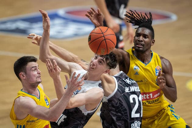 Basketball Berlin 31 12 2021 Season 2021 2022 easyCredit BBL 1 Bundesliga Alba Berlin s Oliver Würzburg Jonas Mattisseck Alba Berlin, No 09 Julius Böhmer Würzburg, No 04 Jaleen Smith Alba Berlin, No 03