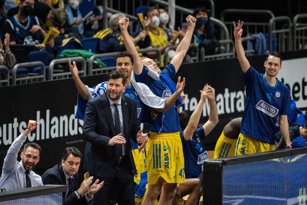 Basketball Berlin 31 12 2021 Season 2021 2022 easyCredit BBL 1 Bundesliga Alba Berlin s Oliver Würzburg Jubel Alba Thomas Päch Alba Berlin, assistant coach Israel Gonzalez Alba Berlin, coach Sebastian Trzcionka Alba Berlin, assistant coach Johannes Thiemann Alba Berlin, No 32 Luke Sikma Alba Berlin, No 43 Marcus Eriksson Alba Berlin, No 08 vlnr
