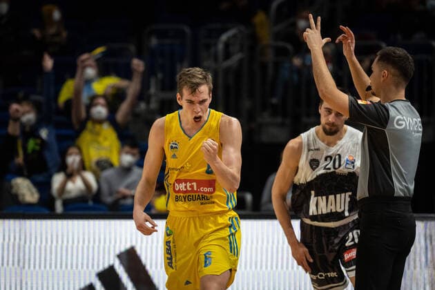 Basketball Berlin 31 12 2021 Season 2021 2022 easyCredit BBL 1 Bundesliga Alba Berlin s Oliver Würzburg Malte Delow Alba Berlin, No 06 Cheers
