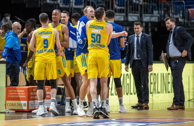 31 12 2021, Berlin, Basketball, 1 Bundesliga, easyCredit BBL, Hauptrunde, 14 Spieltag, Mercedes Benz Arena ALBA Berlin s Oliver Wuerzburg Players of ALBA Berlin thank the fans ALBA Berlin s Oliver Wuerzburg after the victory.