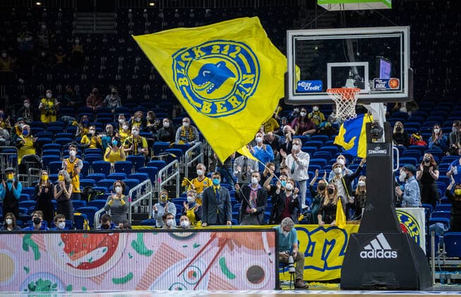 31 12 2021, Berlin, Basketball, 1 Bundesliga, easyCredit BBL, Hauptrunde, 14 Spieltag, Mercedes Benz Arena ALBA Berlin s Oliver Wuerzburg Fans of ALBA Berlin cheer after victory ALBA Berlin s Oliver Wuerzburg