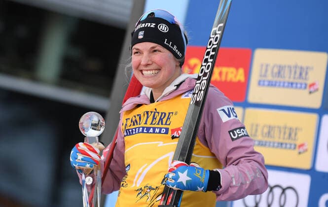 Bilder des Jahres 2021, Sport 12 Dezember Sport Themen der Woche KW52 Sport Bilder des Tages Germany Cross Country Skiing Tour de Ski Women 6735000 31.12.2021 Gold medalist Jessie Diggins, of the United States, poses with the trothy during the award ceremony following the women s mass start classic race at the Tour de Ski cross-country skiing event in Oberstdorf, Germany. Alexey Filippov Sputnik Oberstdorf Germany  Copyright: xAlexeyxFilippovx