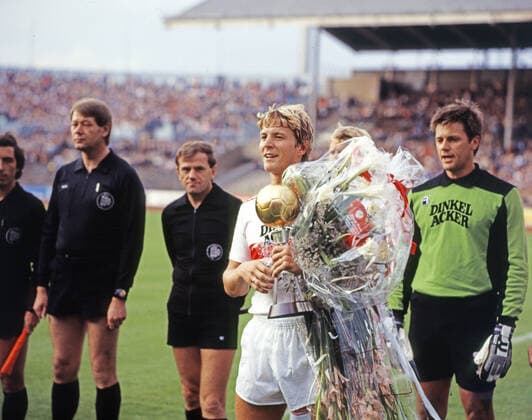 24 08 82 VfB Stuttgart FC Schalke 04 Germany, Stuttgart, 24 08 1982, Football, Bundesliga, Season 1982 1983, VfB Stuttgart FC Schalke 04 2 1 Karlheinz Förster VfB Stuttgart Award Germanys footballer of the year 1982