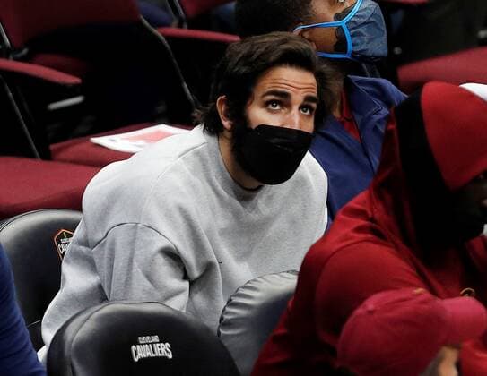 Cleveland Cavaliers guard Ricky Rubio of Spain walks to his seat behind the Cavaliers bench during the first half of the NBA, Basketball Herren, USA game between the Cleveland Cavaliers and the Atlanta Hawks at Rocket Mortgage Fieldhouse in Cleveland, Ohio, USA, 31 December 2021. Rubio is out for the season with a torn ACL in his left knee. Atlanta Hawks at Cleveland Cavaliers !ACHTUNG: NUR REDAKTIONELLE NUTZUNG!  Copyright: xDAVIDxMAXWELLx AME6981 20220101-fc6bef86c632fda965935d0a0898df1a3ef7896a