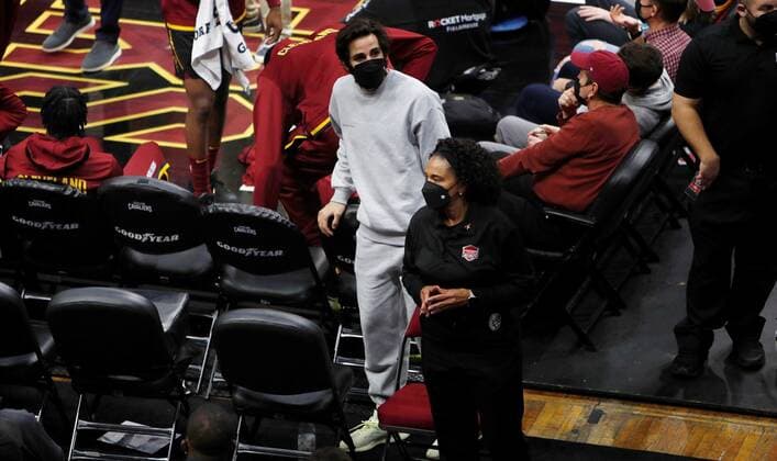 Cleveland Cavaliers guard Ricky Rubio of Spain walks to his seat behind the Cavaliers bench during the first half of the NBA, Basketball Herren, USA game between the Cleveland Cavaliers and the Atlanta Hawks at Rocket Mortgage Fieldhouse in Cleveland, Ohio, USA, 31 December 2021. Rubio is out for the season with a torn ACL in his left knee. Atlanta Hawks at Cleveland Cavaliers !ACHTUNG: NUR REDAKTIONELLE NUTZUNG!  Copyright: xDAVIDxMAXWELLx AME6979 20220101-86db60114c5713e791a8eaef07d57a13b9dcf72b