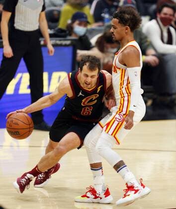 Cleveland Cavaliers guard Kevin Pangos (L) of Canada drives against Trae Young (R) of the Atlanta Hawks during the first half of the NBA, Basketball Herren, USA game between the Cleveland Cavaliers and the Atlanta Hawks at Rocket Mortgage Fieldhouse in Cleveland, Ohio, USA, 31 December 2021. Atlanta Hawks at Cleveland Cavaliers !ACHTUNG: NUR REDAKTIONELLE NUTZUNG!  Copyright: xDAVIDxMAXWELLx AME6983 20220101-bb524fa80ed131e7b1104a95be393c1fac961ecb