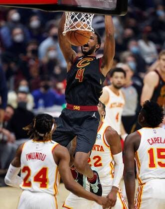 Evan Mobley (2nd L)of the Cleveland Cavaliers dunks against the Atlanta Hawks as Wes Iwundu (L), Cam Reddish (2nd R), and Clint Capela (R) look on during the first half of the NBA, Basketball Herren, USA game between the Cleveland Cavaliers and the Atlanta Hawks at Rocket Mortgage Fieldhouse in Cleveland, Ohio, USA, 31 December 2021. Atlanta Hawks at Cleveland Cavaliers !ACHTUNG: NUR REDAKTIONELLE NUTZUNG!  Copyright: xDAVIDxMAXWELLx AME6984 20220101-6c7f9a212ff868f6310de0df41c98d2ab166a38d