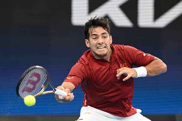 Sport Bilder des Tages 1st January 2022; Ken Rosewall Arena, Sydney, New South Wales, Australia; ATP, Tennis Herren Cup Australia, Sydney, Day 1 Chile versus Spain; Cristian Garin of Chile stretches for a forehand return to Roberto Bautista Agut of Spain  ActionPlus12351912 NigelxOwen