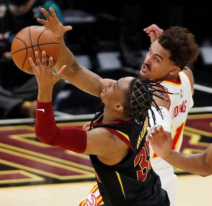 Trae Young (R) of the Atlanta Hawks defends against Isaac Okoro (L) of the Cleveland Cavaliers during the second half of the NBA, Basketball Herren, USA game between the Cleveland Cavaliers and the Atlanta Hawks at Rocket Mortgage Fieldhouse in Cleveland, Ohio, USA, 31 December 2021. Atlanta Hawks at Cleveland Cavaliers !ACHTUNG: NUR REDAKTIONELLE NUTZUNG!  Copyright: xDAVIDxMAXWELLx AME6991 20220101-689390f3c5f398dc414242723066449dce4dcaa7