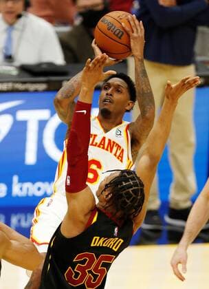 Lou Williams (back) of the Atlanta Hawks gets as shot off against Isaac Okoro (front) of the Cleveland Cavaliers during the second half of the NBA, Basketball Herren, USA game between the Cleveland Cavaliers and the Atlanta Hawks at Rocket Mortgage Fieldhouse in Cleveland, Ohio, USA, 31 December 2021. Atlanta Hawks at Cleveland Cavaliers !ACHTUNG: NUR REDAKTIONELLE NUTZUNG!  Copyright: xDAVIDxMAXWELLx AME6989 20220101-9aa65a3cc9daf4cb6154d3c53c553129ddaec670