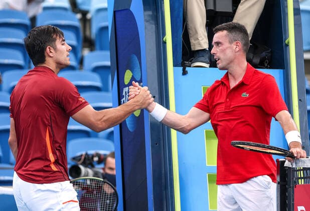 Sport Bilder des Tages TENNIS ATP, Tennis Herren CUP, Roberto Bautista Agut (R) of Team Spain shakes hands with Cristian Garin of Team Chile after winning their match during Day 1 of the ATP Cup tournament at Ken Rosewall Arena in Sydney, Saturday, January 1, 2022. ( NO ARCHIVING, EDITORIAL USE ONLY, NO USE IN BOOKS WITHOUT CONSENT SYDNEY NSW AUSTRALIA  Copyright: xDAVIDxGRAYx 20220101001610094380