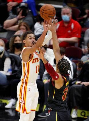 Trae Young (L) of the Atlanta Hawks shoots against Isaac Okoro (R) of the Cleveland Cavaliers during the second half of the NBA, Basketball Herren, USA game between the Cleveland Cavaliers and the Atlanta Hawks at Rocket Mortgage Fieldhouse in Cleveland, Ohio, USA, 31 December 2021. Atlanta Hawks at Cleveland Cavaliers !ACHTUNG: NUR REDAKTIONELLE NUTZUNG!  Copyright: xDAVIDxMAXWELLx AME6994 20220101-5ed0de49bc7d61810e1181eb8449957a0bdc9f50