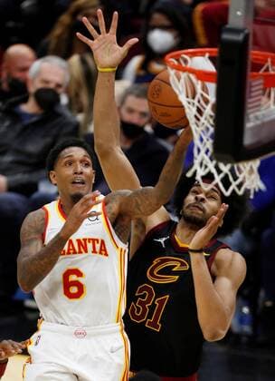 Lou Williams (L) of the Atlanta Hawks goes to the basket against Jarrett Allen (R) of the Cleveland Cavaliers during the second half of the NBA, Basketball Herren, USA game between the Cleveland Cavaliers and the Atlanta Hawks at Rocket Mortgage Fieldhouse in Cleveland, Ohio, USA, 31 December 2021. Atlanta Hawks at Cleveland Cavaliers !ACHTUNG: NUR REDAKTIONELLE NUTZUNG!  Copyright: xDAVIDxMAXWELLx AME6993 20220101-1422af6f9f9110fa196f824d54e1b25272011bed