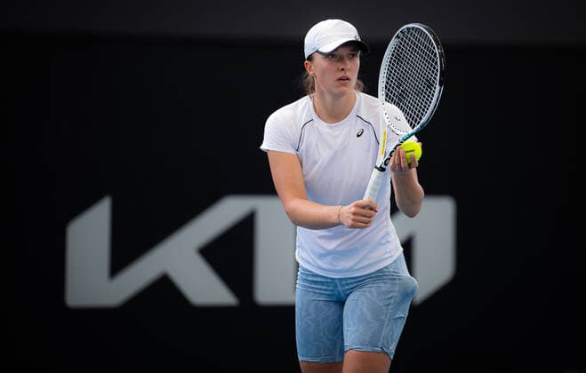 Mandatory Credit: Photo by Rob Prange Shutterstock (12682909by) Iga Swiatek of Poland during practice ahead of the 2022 Adelaide International WTA, Tennis Damen 500 tennis tournament 2022 Adelaide International Pre-Tournament - 01 Jan 2022 2022 Adelaide International Pre-Tournament - 01 Jan 2022  Copyright: xRobxPrange Shutterstockx 12682909by