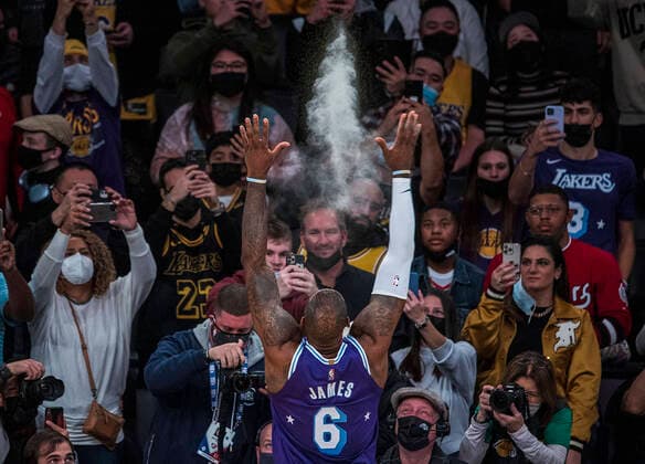Bilder des Jahres 2021, Sport 12 Dezember Sport Themen der Woche KW52 Sport Bilder des Tages December 31, 2021, Los Angeles, California, USA: LeBron James 6 of the Los Angeles Lakers performs his powder ritual during their NBA, Basketball Herren, USA game at Crypto.com Arena against the Portland Trail Blazers on Friday December 31, 2021 in Los Angeles, California. Lakers defeat the Trail blazers, 139-106. PI Los Angeles USA - ZUMAp124 20211231_zaa_p124_005 Copyright: xJAVIERxROJASx