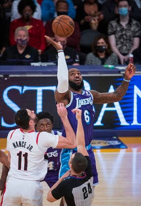 December 31, 2021, Los Angeles, California, USA: LeBron James 6 of the Los Angeles Lakers wins the tip-off during their NBA, Basketball Herren, USA game at Crypto.com Arena against the Portland Trail Blazers on Friday December 31, 2021 in Los Angeles, California. Lakers defeat the Trail blazers, 139-106. PI Los Angeles USA - ZUMAp124 20211231_zaa_p124_006 Copyright: xJAVIERxROJASx