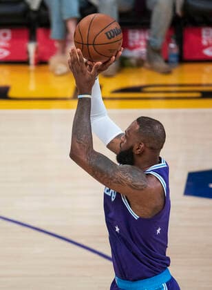 December 31, 2021, Los Angeles, California, USA: LeBron James 6 of the Los Angeles Lakers puts up a shot during their NBA, Basketball Herren, USA game at Crypto.com Arena against the Portland Trail Blazers on Friday December 31, 2021 in Los Angeles, California. Lakers defeat the Trail blazers, 139-106. PI Los Angeles USA - ZUMAp124 20211231_zaa_p124_007 Copyright: xJAVIERxROJASx